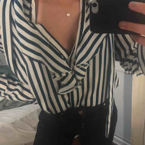  - Så fin blus som går att använda på lite olika sätt, endast använd ett par gånger, fint skick💕