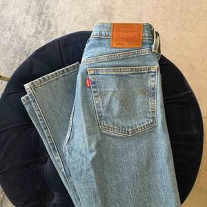 Ett par Levis jeans i modellen 501 Aldrig använda  Bra skick  Köparen står för frakt  Nypris:1099 Säljer för: 550