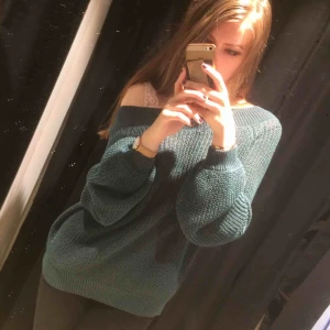  - Grön stickad tröja från Zara i storlek s, använd en gång