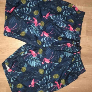  - Köpte badbyxor åt sambon förra sommaren, men han gillade inte riktigt mönstret!  Helt oanvända, köpta på Ullared Storlek M 