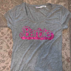  - Formfitted Barbie tee. Sjukt söt! Oanvänd men haft i garderoben ett tag.  Frakt ingår ej i priset. 