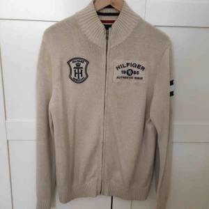  - Herrkofta från Tommy Hilfiger. Dragkedja fram. Storlek S/P