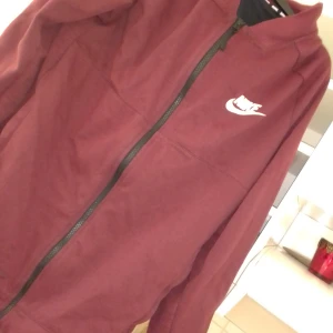 Nike tröja - Nike tröja utan luva. Kan skicka flera bilder vid intresse. 350kr + frakt