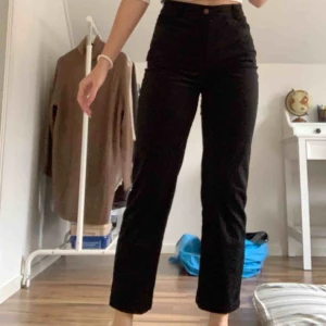  - Svarta Manchester byxor helt oanvända endast testade, inte så jätte tjockt material men sitter väldigt fint. (I priset ingår frakten så de blir ej någon extra kostnad)