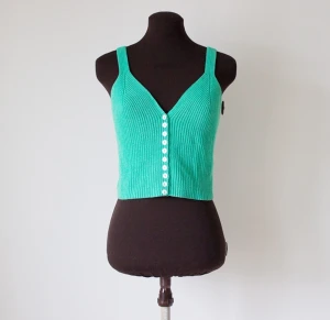  - Virkad topp i jättefint skick! 70-tal. Köpt i vintagebutik. Knapparna skimrar i pärlemor