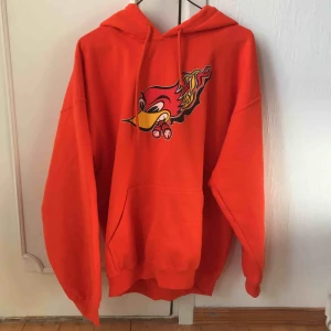  - Sååå cool orange hoodie! Najs passform och snyggt tryck!