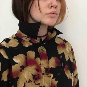  - Skjorta med häftig färgskala. Står XL i men passar bra som oversize oxå. Behöver jag skriva nåt mer ens? Den är ju 10/10 🤪🤪