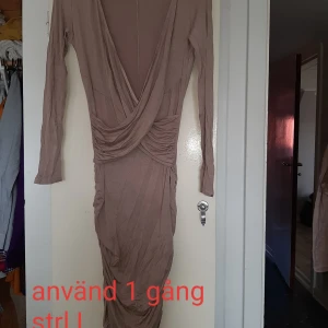 Festklänning - Jätte fin klänning använd vid ett bröllop vid ett tillfälle, snygg drapering 