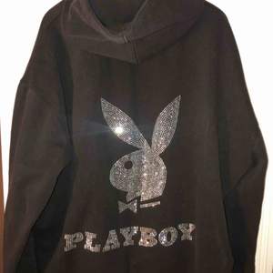 världens snyggaste hoodie från playboy x missguided, säljes pga sällan fått användning för den:/ den är en oversized medium!