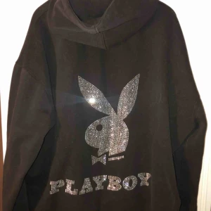  - världens snyggaste hoodie från playboy x missguided, säljes pga sällan fått användning för den:/ den är en oversized medium!
