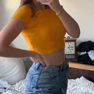  - Snygg magtröja speciellt till ett par blåa jeans när man är lite brun😝 Aldrig använd.