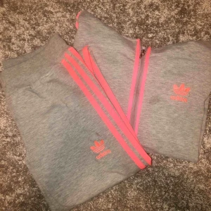  - Storlek S, passar XS med.  Fattas snören i bägge delar samt brickan till dragkedjan (fungerar ändå), men därav det billigare priset. Väldigt fint annars!