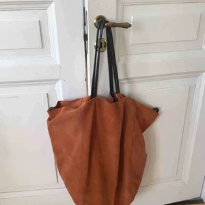  - Stilren och praktisk för denna Shopper med sig under din shoppingrunda i stan. Köpte i Spanien jag tror är skinn 