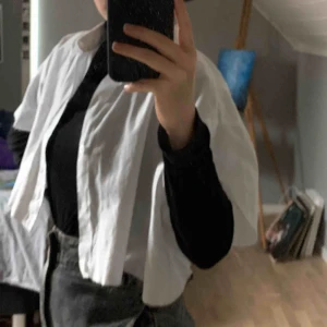  - Oversized croppad vit skjorta. Skriv nedan så svarar jag så fort jag kan❤️🥰