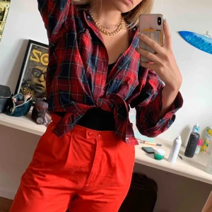  - Oversized skjorta köpt vintage i Köpenhamn. Passar att knyta eller som jacka. 