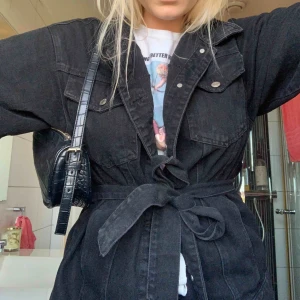  - Sååå snygg svart jeansjacka i storlek 42 för att den ska vara oversized😍 du står för frakt på 90 kr. BUDA!! Bud 470 just nu. 