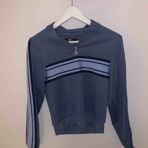  - zip hoodie ifrån bikbok. väldigt bra skick, knappt använd. möts upp i västerås. köparen står för frakt ☺️