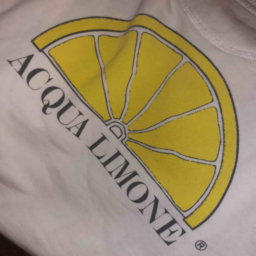 Acqua Limone tröja, storlek XS. Använd 1 gång, som helt ny. Köpt för 900kr, säljs för 400kr . Tröjor & Koftor.