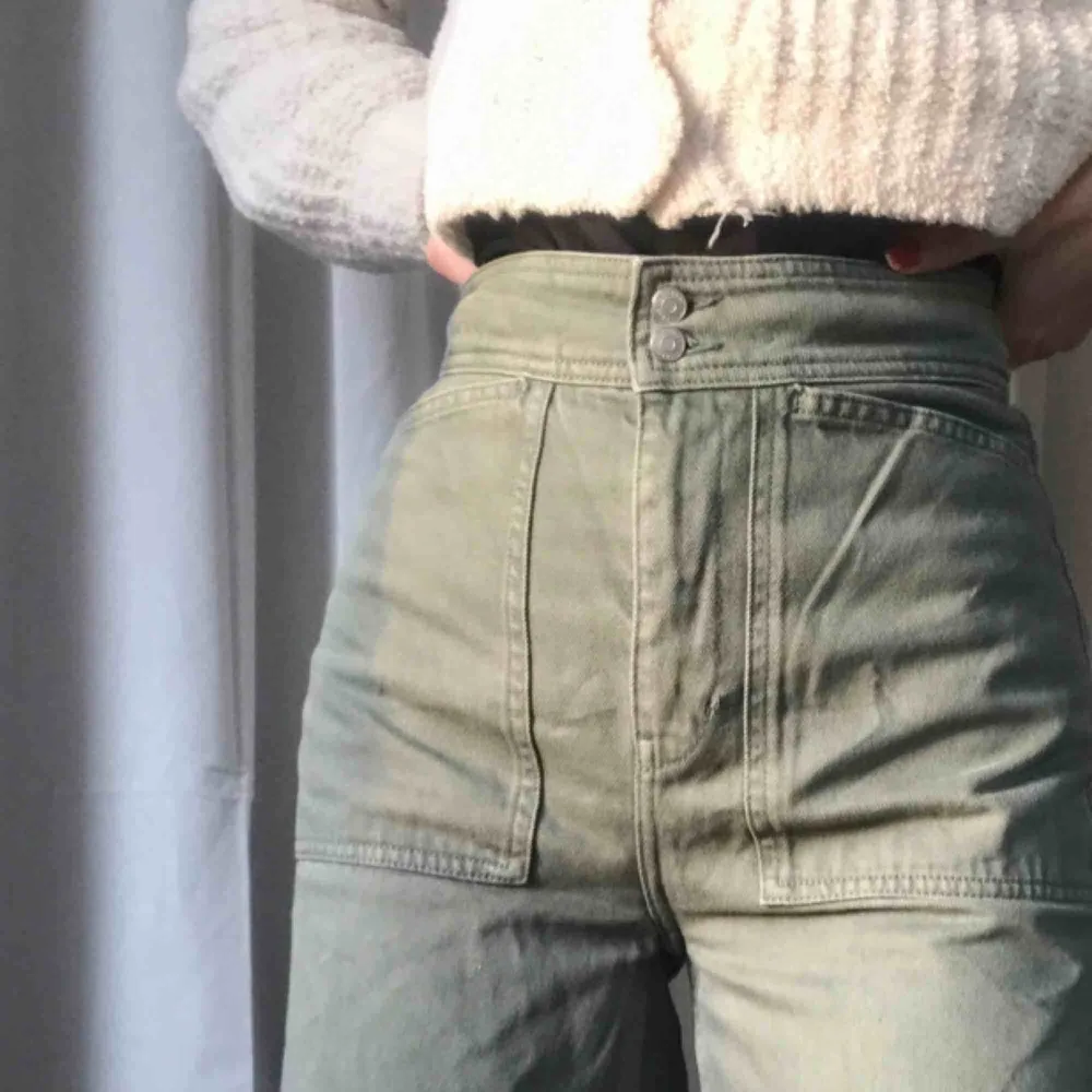 Så fina jeans från weekday! Tyvärr lite för korta för mig (är 176) och är därför knappt använda. Skulle säga att färgen är lite mer åt det gröna/turkosa hållet i verkligheten.  Frakt tillkommer. Jeans & Byxor.