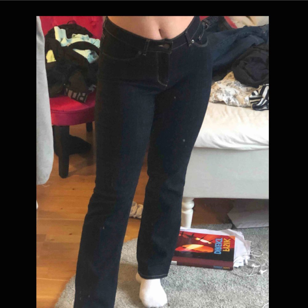 Blåa bootcut jeans från Levis, midwaist, stretchiga, passar för de som är runt 160cm. Använt typ 3 gånger. Jeans & Byxor.