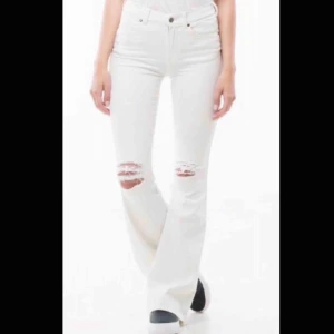  - Oanvända jeans från dr denim. Vita med hål på knäna. Säljer pga en aning för korta för mig (171cm lång)
