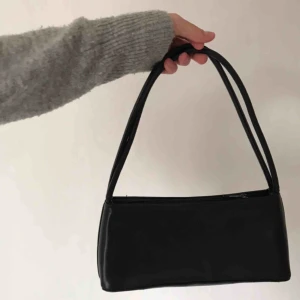  - Trendig, supersnygg väska i läder från 90-talet! Jättefint skick och bra kvalité, stängs med dragkedja och har ett mindre fack inuti. Frakt inräknad i priset, kan mötas upp i Nyköping! 