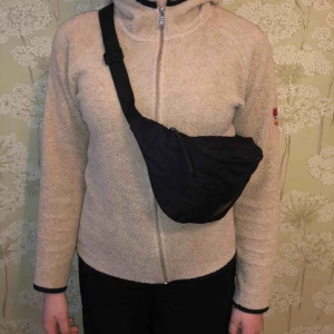  - Basic magväska. Praktisk och nästan helt oanvänd