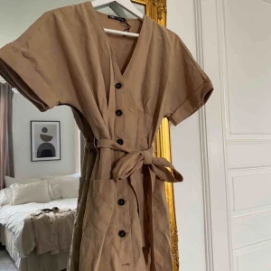  - Beige Klänning från zara, liten blekningsfläck på högra axeln (se sista bilden) annars i bra skick. Skriv gärna för fler bilder eller frågor. Frakt tillkommer om inte annat har bestämts. 