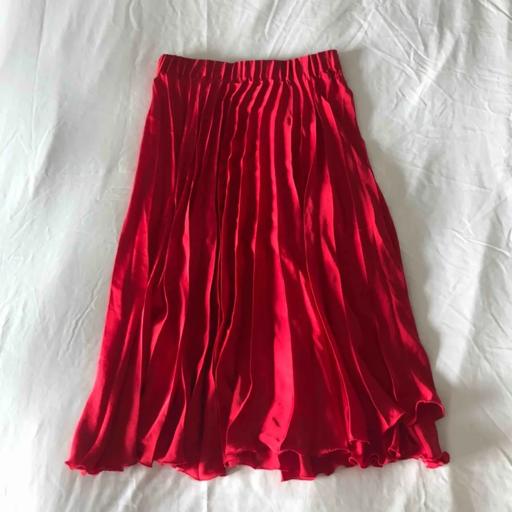 Frakt ingår i priset! En jättefin röd plisserad kjol från Gina Tricot. Finns inte kvar i sortimentet! Använd ett fåtal gånger, alltså så gott som nyskick. Eftersom det är resår i midjan skulle jag säga att den även passar för small✨. Kjolar.