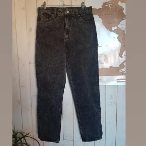  - Supersnygga jeans från Monki, lite smått urtvättade i stilen. Aldrig använda, säljer pga att de är för små. Köptes för 400:-  köparen betalar frakt✨