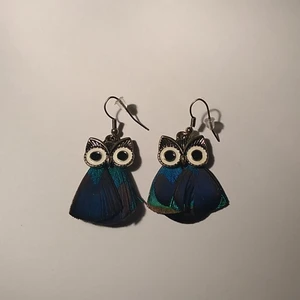 Örhängen uggla m. fjädrar - Nästan helt oanvända örhängen från Glitter.
