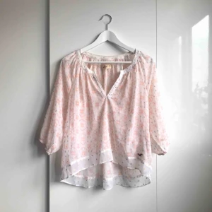 Blus - Fin sommarblus från Hollister, storlek M.