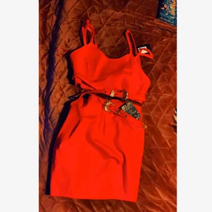  - Sjukt snyggt set i färgen rött med extra fina detaljer från missguided. Aldrig använt, prislapp sitter kvar.   Liten i storleken, den är markerad som en L, MEN Passar en s & m