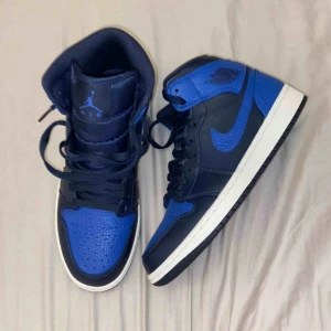  - Säljer ett par Air Jordan 1 mids Obsidian Game Royal   US 8,5 eller Eu 42  Resell så har varken kartong eller kvitto, däremot kan replacement box fixas  Cond 10/10. Endast testade inomhus  Möts i Sthlm, kan eventuellt frakta. Öppen för bud :)