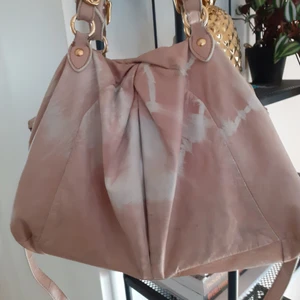 miu miu väska Äkta  - Miu miu väska köpt för 14000 sek säljes för 1500 sek eller bud finns i Bromma