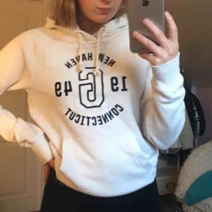  - Vit hoodie från Gant i storlek xs, nästan aldrig använd! Är i bra skick, men finns två små fläckar vid snörningen som inte syns så mycket (se bild 3) 
