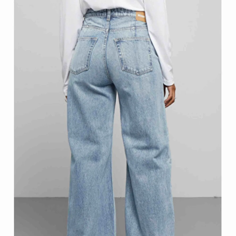 Säljer nu mina favorit byxor! Eftersom dem desvärre blivit för små :( Jeans i modellen Ace från weekday! Jätte sköna och matchar till allt💖 (orginalpris: 500 kr, har använt det en del därav priset). Jeans & Byxor.