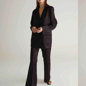  - En snygg och festlig kostym, endast använd en gång så väldigt bra skick. Köparen står för frakten