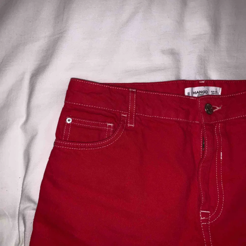 Fina jeans från Mango som är röda. Modell mom jeans så sitter lite lösare nertill och är väldigt sköna och snygga. Köparen står för frakten❤️. Jeans & Byxor.
