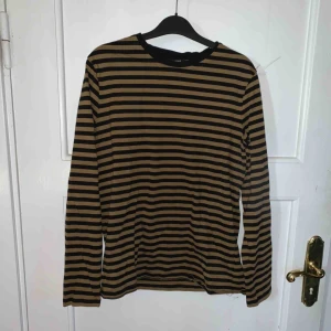  - Randig tröja köpt på h&m, köpare står för frakt.