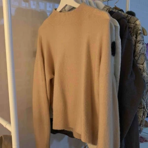  - Tröja från @ Other stories. Storlek S. Ljusbeige. Knappt använd då det inte är min stil💖pris kan diskuteras