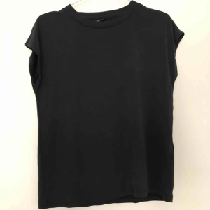  - Väldigt fin mörkt blå T-shirt från gina tricot. Superskön i materialet och snyggt korta ärmar. Snålt använd. Pris kan diskuteras