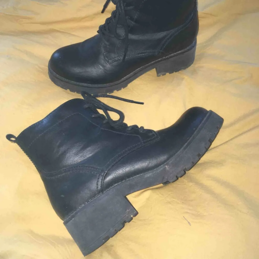 Suuperfina svarta skor med snörning i skinimmitation. Endast använda 2 gånger, säljer eftersom de har blivit försmå. De har en dragkedja på insidan och är i superbra skick. Skor.