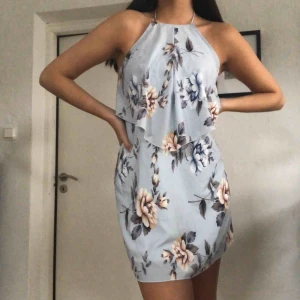  - Söt klänning från Nelly 🦋 Frakt på 50 kr tillkommer. Säljs pga att den tyvärr inte kommer till användning. 