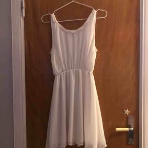 En jättefin vit klänning som man kan använda nästan när som helst!🥰 använd 1 gång