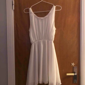 - En jättefin vit klänning som man kan använda nästan när som helst!🥰 använd 1 gång