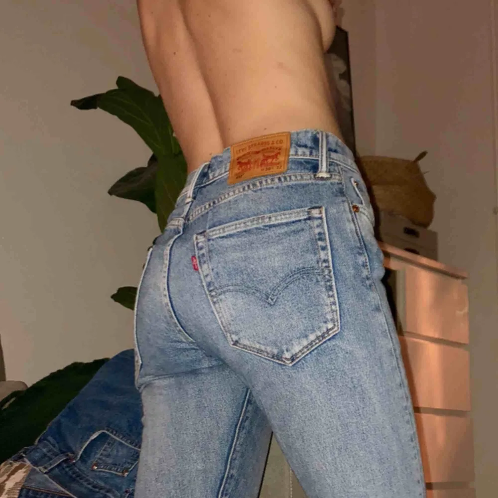 Skitsnygga levis-jeans som enbart är använda vid enstaka tillfällen. Säljer pga att de är lite för stora för mig(har 26 annars). Hoppas de kommer till användning bättre för någon annan! Köparen står för frakten/ kan även mötas upp i Stockholm. . Jeans & Byxor.