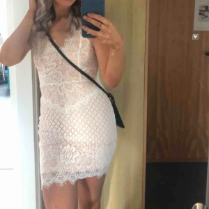  - Säljer nu min fina studentklänning!! Älskar den, men den kommer tyvärr inte till användning. Använde den bara på min student, typ halva dagen. Den är i perfekt skick. Kommer från affingos , men finns inte kvar