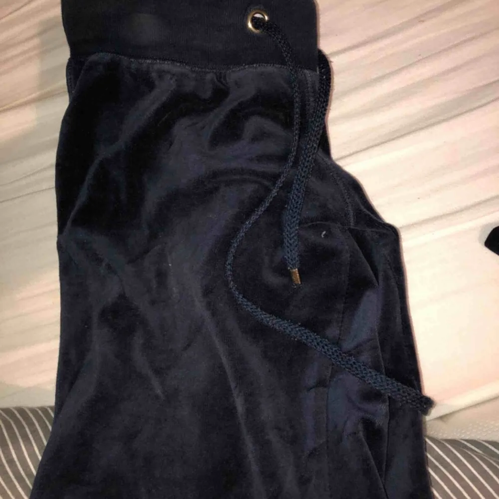 Ett par marinblåa mjukis byxor i storleken S från Cubus. Jeans & Byxor.