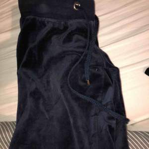 Ett par marinblåa mjukis byxor i storleken S från Cubus